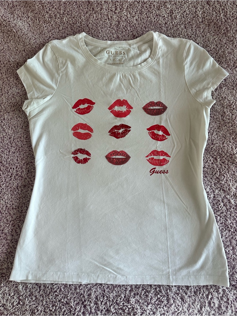 GUESS White Short-Sleeve Tee with Red Lip Motif